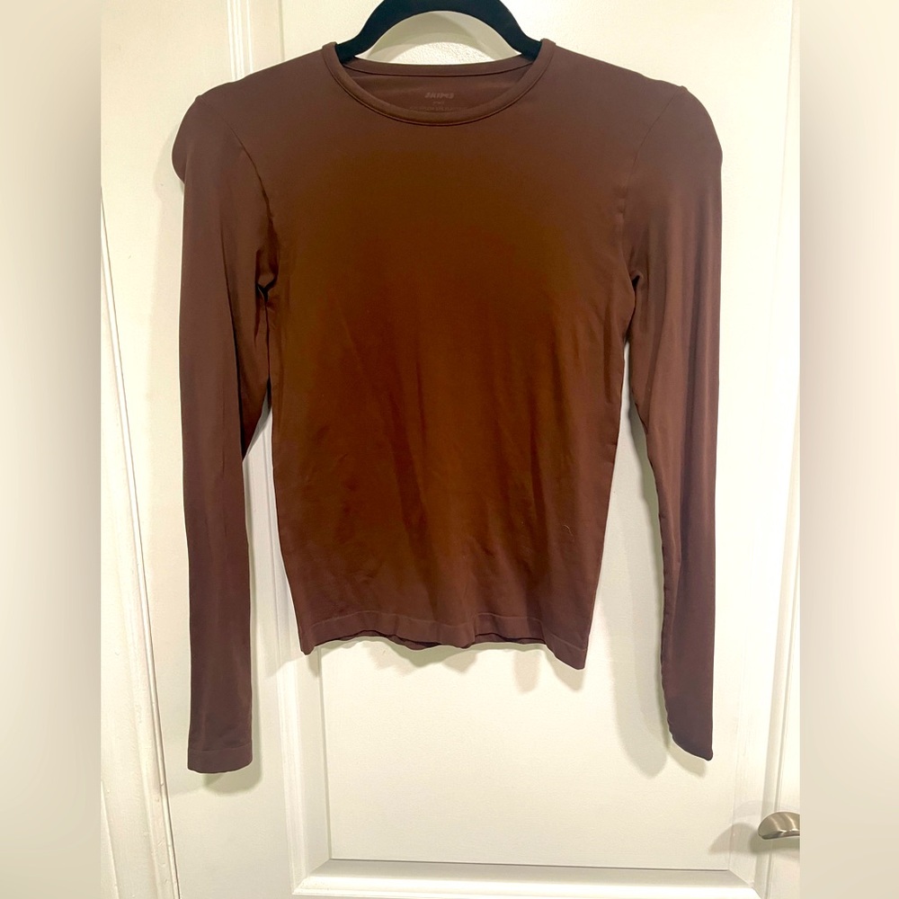 SKIMS SOFT SMOOTHING LONG SLEEVE T-SHIRT
COCOA / M